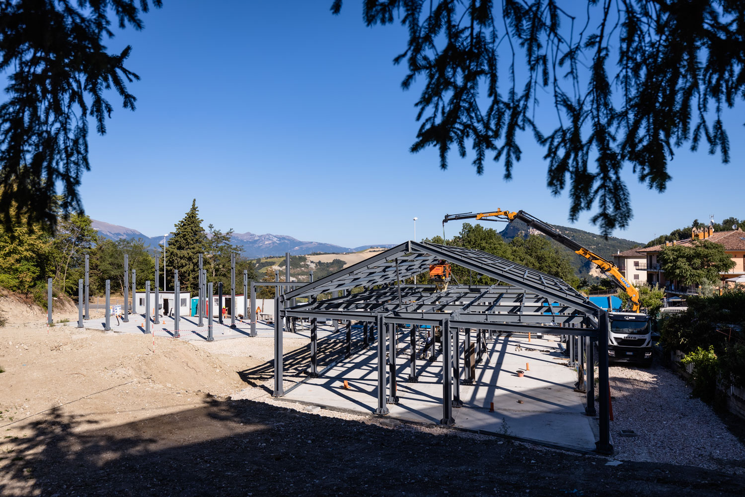 Visuale panoramica della Residenza Sanitaria Assistenziale completata, con focus sull’efficienza energetica.