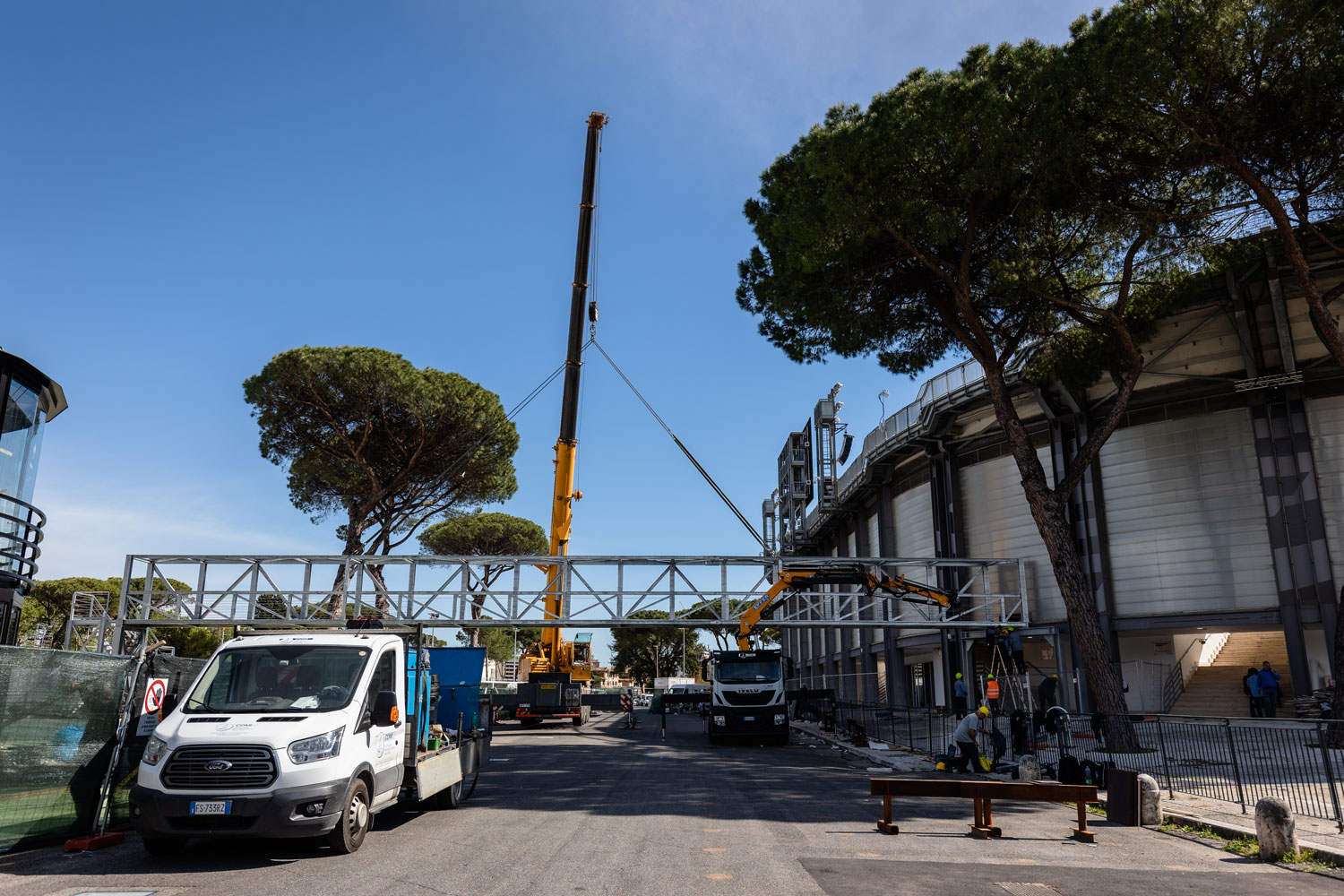 Fase di costruzione del ponte pedonale in acciaio al Foro Italico di Roma.