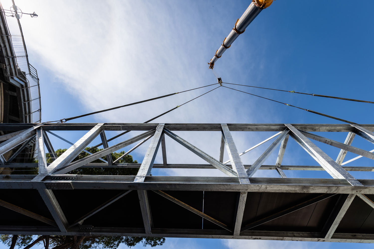 Particolare delle bullonature del ponte pedonale in acciaio, montato con precisione.