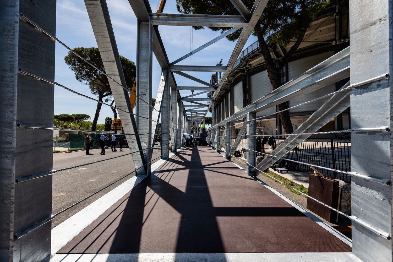 Vista del ponte pedonale in acciaio al Foro Italico, progettato e costruito da Comi Costruzioni.