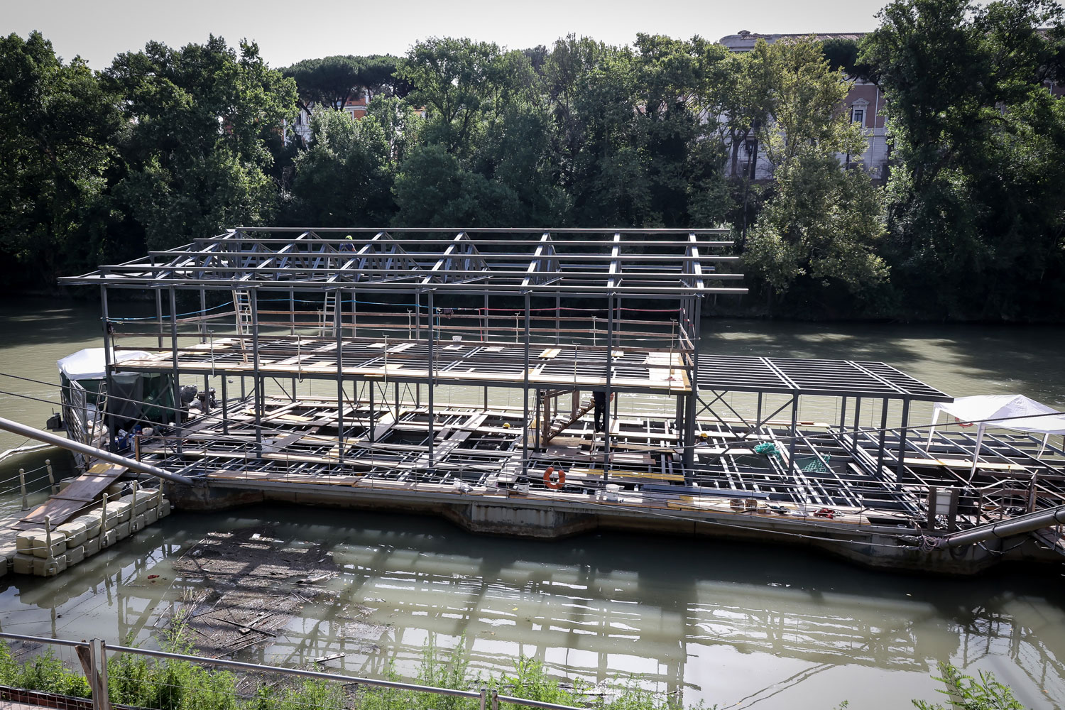 Barcone Ondina sul Tevere in fase di ricostruzione post-incendio.