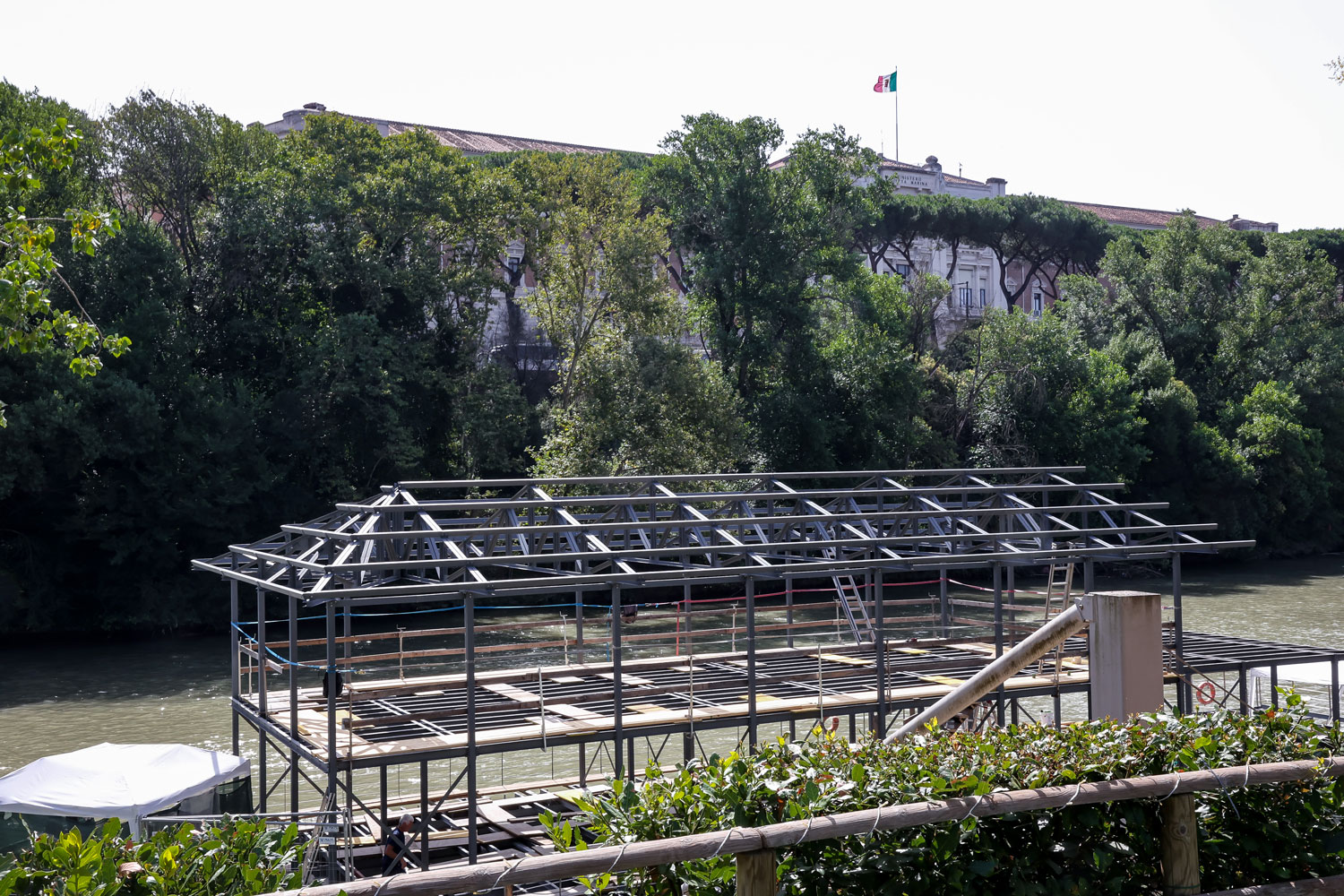 Vista della ricostruzione del galleggiante Ondina sul Tevere a Roma.