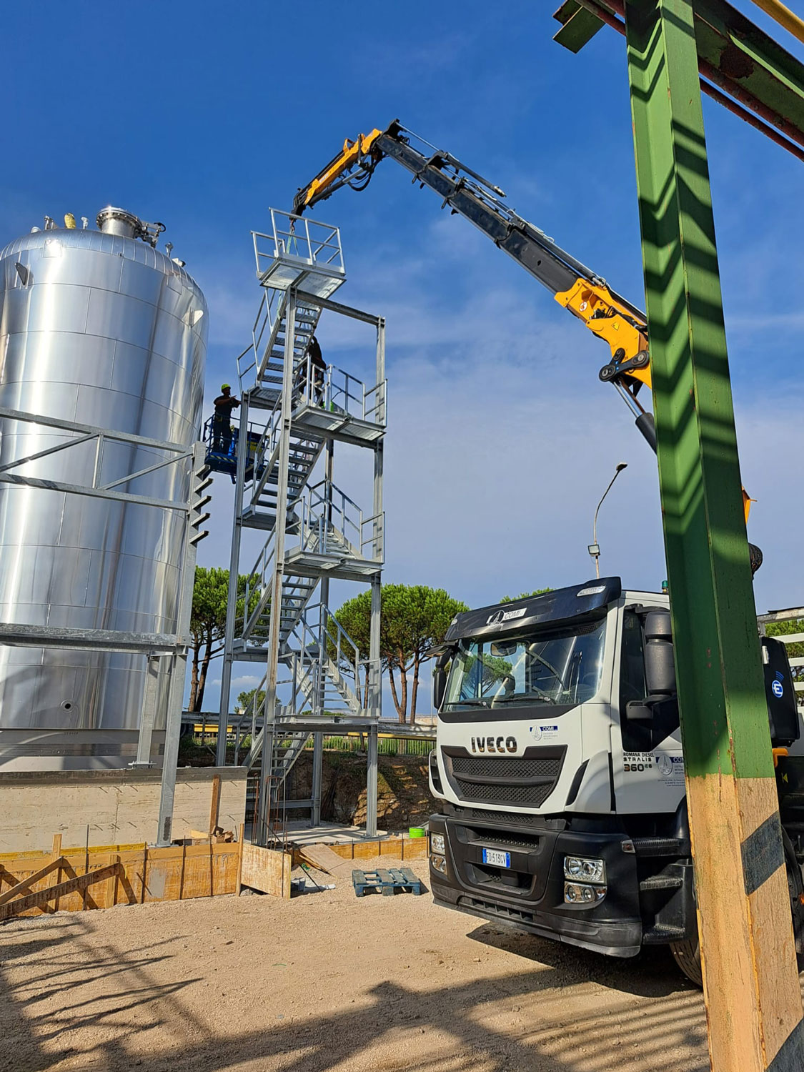 Vista panoramica del progetto New Tank Farm con ballatoi e passerelle.