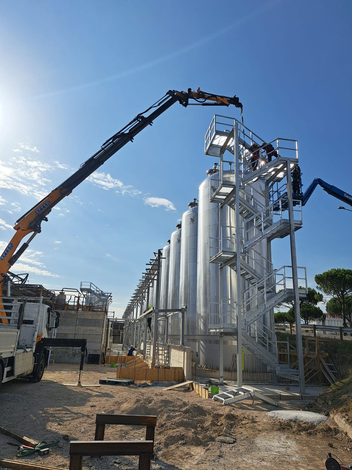 Dettaglio di passerelle in carpenteria metallica del progetto New Tank Farm.